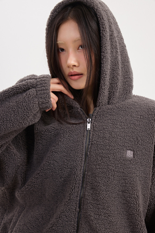 럭키 슈에뜨(LUCKY CHOUETTE)의 Chouetties 페이크 퍼 리버시블 후드 점퍼(다크 그레이)입니다. 부드러운 플리스, 나일론, 페이크 퍼 소재로 제작되어 가을, 겨울 시즌에 따뜻하게 착용할 수 있습니다. 넉넉한 오버핏에 지퍼 여밈 방식으로 편안함을 더했으며, 소매단과 밑단 밴딩 처리로 활동성을 높였습니다. 안감은 페이크 퍼 소재로 뒤집어 투웨이 스타일 연출이 가능하며, 캐주얼, 미니멀, 고프코어 스타일을 즐겨 입는 여성분들께 추천합니다. 가슴 부분에는 럭키 크레센트 문 와펜 자수 장식이 포인트로 더해졌습니다. 산책, 집콕, 여행 등 다양한 상황에서 활용하기 좋은 아이템입니다.
