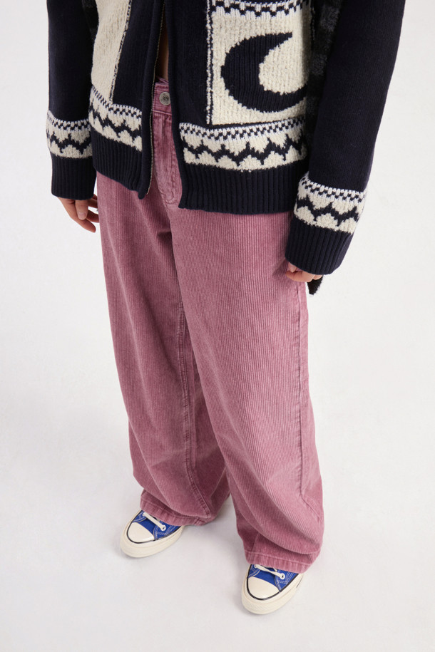 럭키슈에뜨(LUCKY CHOUETTE)의 "슈에티즈 by 럭키슈에뜨_워싱 와이드 코듀로이 팬츠(핑크)"는 캐주얼, 클래식, 미니멀 스타일을 즐기는 여성들을 위한 바지입니다. 가을, 겨울 시즌에 어울리는 두꺼운 두께감의 와이드핏 코듀로이 팬츠로, 워싱 가공을 거쳐 부드러운 촉감을 선사합니다. 로우라이즈 디자인에 럭키슈에뜨 로고와 Lucky Crescent Moon 자수 디테일이 돋보이며, 데이트룩 연출에 제격입니다. 맥시 기장으로 다리가 길어 보이는 효과를 주며, 핑크 컬러가 사랑스러운 분위기를 더합니다.
