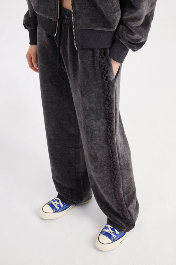 [Re-Order] 럭키슈에뜨_프릴 포인트 벨벳 롱 팬츠 (다크 그레이)는 부드러운 촉감의 벨벳 소재로 제작되어 가을, 겨울 시즌에 따뜻하게 착용하기 좋은 여성용 와이드 핏 긴 바지입니다. 허리 스트링과 사이드 러플 디테일이 캐주얼하면서도 여성스러운 분위기를 더하며, 루즈핏과 맥시 기장으로 편안함을 선사합니다. 집콕룩, 산책룩 등 편안한 일상에 잘 어울리며, 캐주얼, 미니멀, 클래식 스타일을 즐겨 입는 분들께 추천합니다. 세트 상품으로도 구매 가능합니다.
