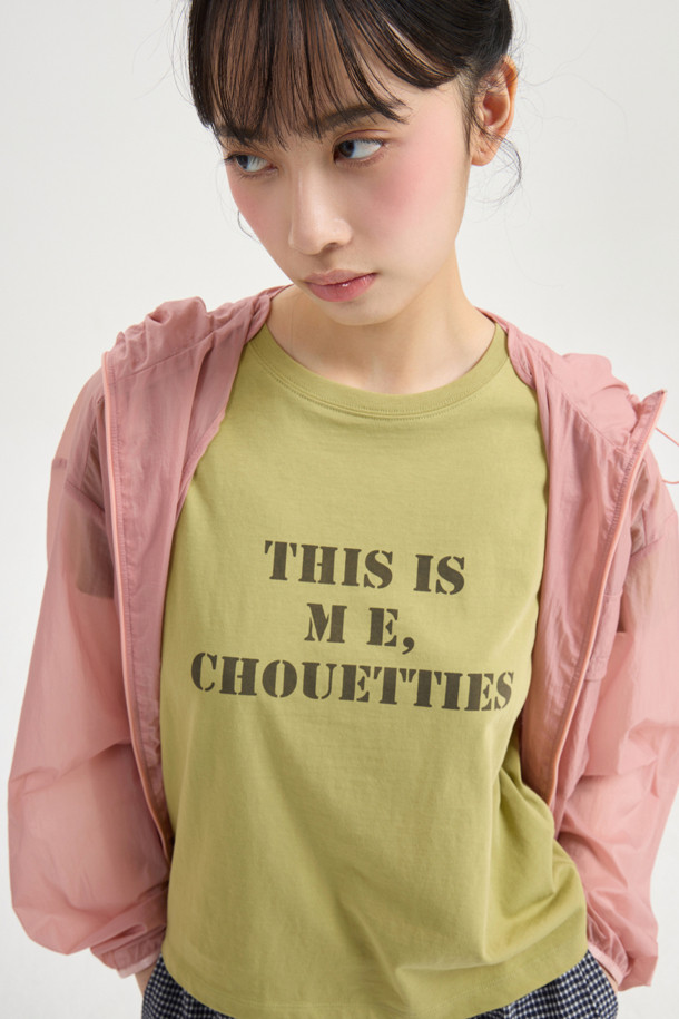 LUCKY CHOUETTE (럭키슈에뜨)의 Chouetties Check Volume Shorts (체크 볼륨 쇼츠) 입니다. 블루 컬러의 여성 숏팬츠로, 캐주얼하고 여성스러운 스타일을 연출합니다. 허리 밴딩과 밑단 밴딩으로 편안한 착용감을 선사하며, 셔링 디테일과 볼륨감 있는 디자인이 특징입니다. 체크 패턴이 돋보이며, 뒷면 라벨 장식으로 포인트를 더했습니다. 동네 마실룩, 카페룩, 봄 소풍룩 등 다양한 TPO에 활용하기 좋은 아이템입니다.
