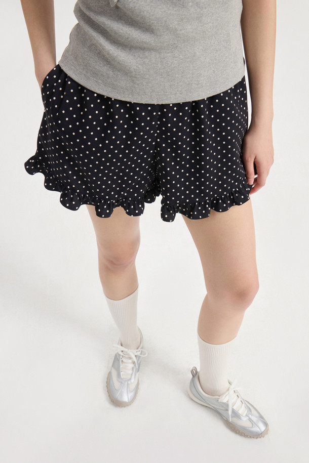 럭키슈에뜨의 Chouetties 프릴 숏팬츠 (블랙)는 여성스러운 스타일을 연출하는 데 안성맞춤입니다. 부드러운 사틴 소재와 은은한 광택감이 고급스러운 분위기를 더하며, 허리 밴딩으로 편안한 착용감을 선사합니다. 밑단 러플 디테일과 도트 패턴이 사랑스러운 포인트를 더하고, 뒷면 라벨 장식으로 브랜드의 감성을 느낄 수 있습니다. 데이트룩, 카페룩, 휴가룩 등 다양한 TPO에 로맨틱, 미니멀, 리조트 스타일로 활용해보세요.
