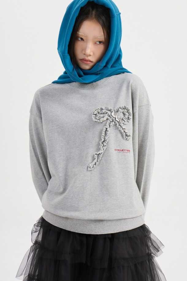 LUCKY CHOUETTE (럭키슈에뜨)의 Chouetties 리본 포인트 스웨트셔츠 (멜란지 그레이)입니다. 부드러운 코튼 미니 쮸리 소재로 제작되어 편안한 착용감을 선사합니다. 캐주얼하고 빈티지한 무드를 연출하며, 루즈핏 디자인으로 활동성을 높였습니다. 소매와 밑단은 시보리 처리되었으며, 볼륨감 있는 리본 자수와 레터링 자수가 포인트로 더해져 사랑스러운 느낌을 줍니다. 봄, 가을 동네 마실룩이나 봄 소풍룩으로 활용하기 좋습니다.
