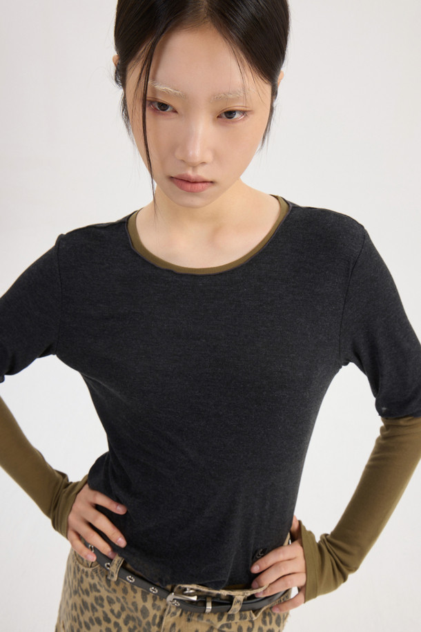 LUCKY CHOUETTE (럭키슈에뜨)의 Chouetties 레이어드 긴팔 티셔츠 (다크 그레이)입니다. 부드러운 레이온과 폴리에스터 혼방 소재로 제작되어 얇고 편안한 착용감을 선사합니다. 슬림핏 라운드넥 디자인에 언밸런스 기장감과 럭키 크레센트 문 와펜 자수 디테일이 특징입니다. 간절기에는 단독으로, 겨울철에는 레이어드하여 데이트룩이나 데일리룩으로 활용하기 좋습니다. 캐주얼, 미니멀 스타일을 즐겨 입는 여성분들께 추천합니다.
