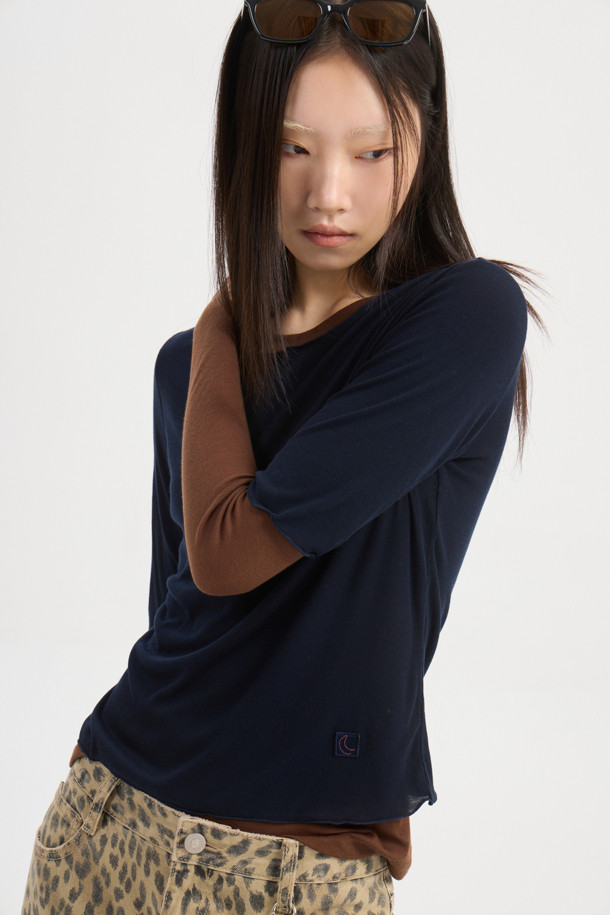 럭키슈에뜨(LUCKY CHOUETTE)의 Chouetties 레이어드 네이비 긴팔 티셔츠입니다. 캐주얼 및 미니멀 스타일을 추구하는 분들을 위한 베이직 아이템으로, 데이트룩과 카페룩에 잘 어울립니다. 부드러운 레이온과 폴리에스터 혼방 소재로 제작되었으며, 슬림핏 라운드넥 디자인입니다. 언밸런스 기장에 럭키 크레센트 문(Crescent Moon) 와펜 자수 디테일이 특징이며, 단독 또는 레이어드하여 다양한 스타일을 연출할 수 있습니다. 봄, 가을, 겨울, 세 계절 모두 활용 가능하며, 편안한 착용감을 선사합니다.
