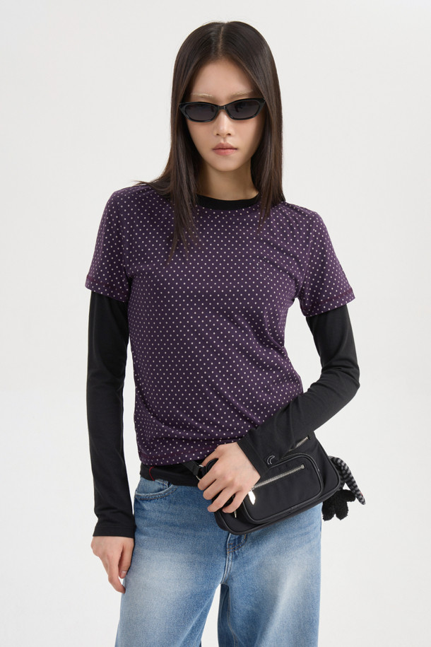 Chouetties by LUCKY CHOUETTE(슈에티 바이 럭키슈에뜨) 도트 패턴 반소매 티셔츠 (퍼플)는 부드러운 촉감의 폴리에스테르와 레이온 혼방 소재로 제작되었습니다. 라운드넥에 슬림핏 디자인으로, 봄, 여름 시즌 캐주얼하고 미니멀한 스타일을 연출하기 좋습니다. 얇은 두께감과 신축성 있는 소재는 편안한 착용감을 선사하며, 도트 패턴과 레터링 디테일이 포인트입니다. 데이트룩이나 포인트 착장용으로 레이어드하여 다양한 스타일을 시도해 보세요.
