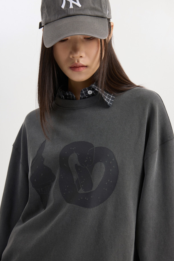 LUCKY CHOUETTE (럭키 슈에뜨)의 Chouetties 그래픽 루즈핏 피그먼트 긴소매 티셔츠 (그레이)입니다. 캐주얼과 빈티지 스타일을 연출하며, 봄, 가을, 겨울 계절에 폭넓게 활용할 수 있습니다. 넉넉한 루즈핏과 라운드넥 디자인으로 편안한 착용감을 선사하며, 면 소재로 제작되어 부드러운 촉감을 느낄 수 있습니다. 피그먼트 워싱 가공과 소매단 시보리 처리로 디자인의 완성도를 높였습니다. 단독 드라이클리닝을 권장하며, 물빠짐 및 이염에 주의하여 관리해야 합니다. 동네 마실룩이나 겨울 데일리룩에 미니멀한 스타일을 더해보세요.
