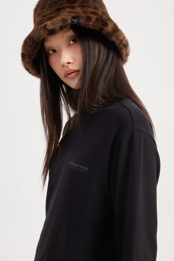 LUCKY CHOUETTE (럭키슈에뜨)의 Chouetties (슈에띠즈) 허리 스트링 하이넥 티셔츠 (블랙)입니다. 부드러운 코튼과 폴리에스터 혼방 소재로 제작되어 편안한 착용감을 선사합니다. 루즈핏 디자인에 하이넥으로 포인트를 더했으며, 허리 스트링으로 핏을 조절하여 다양한 스타일 연출이 가능합니다. 소매단과 밑단 배색, 슈에띠즈 레터링 프린트로 캐주얼하면서도 베이직한 스타일을 완성합니다. 사계절 내내 활용 가능한 웨어러블한 디자인의 긴소매 티셔츠입니다.
