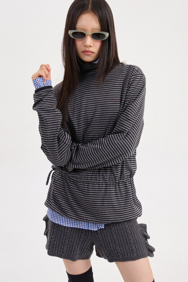 럭키슈에뜨(LUCKY CHOUETTE)의 Chouetties 허리 스트링 하이넥 티셔츠입니다. 캐주얼한 무드의 여성 의류로, 봄, 여름, 가을에 착용하기 좋습니다. 멀티컬러의 스트라이프와 레터링 패턴이 돋보이며, 루즈핏으로 편안함을 더했습니다. 하이넥 디자인과 긴 소매, 소매단/밑단 배색 디테일이 특징이며, 허리 스트링으로 핏 조절이 가능합니다. 면, 폴리에스터, 레이온 혼방 소재로 제작되어 웨어러블하게 즐길 수 있습니다.
