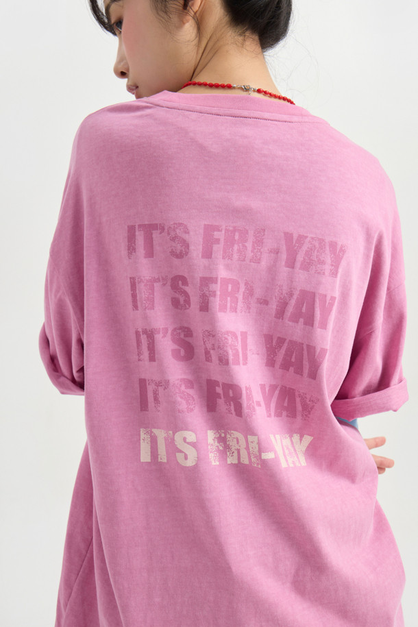 Chouetties by LUCKY CHOUETTE (슈에티 바이 럭키슈에뜨) 백 프린트 루즈 핏 반팔 티셔츠는 캐주얼하고 빈티지한 스타일을 추구하는 유니섹스를 위한 상의입니다. 봄, 여름 시즌에 어울리는 바이올렛 컬러의 라운드넥 티셔츠로, 오버핏과 루즈핏으로 편안한 착용감을 선사합니다. 부드러운 면 소재로 제작되었으며, 가슴 부분의 레터링 프린트와 뒷면의 크랙 효과 프린트가 돋보이는 디자인입니다. 동네 마실룩이나 여행룩에 활용하기 좋으며, 워싱 가공으로 빈티지한 무드를 더했습니다.
