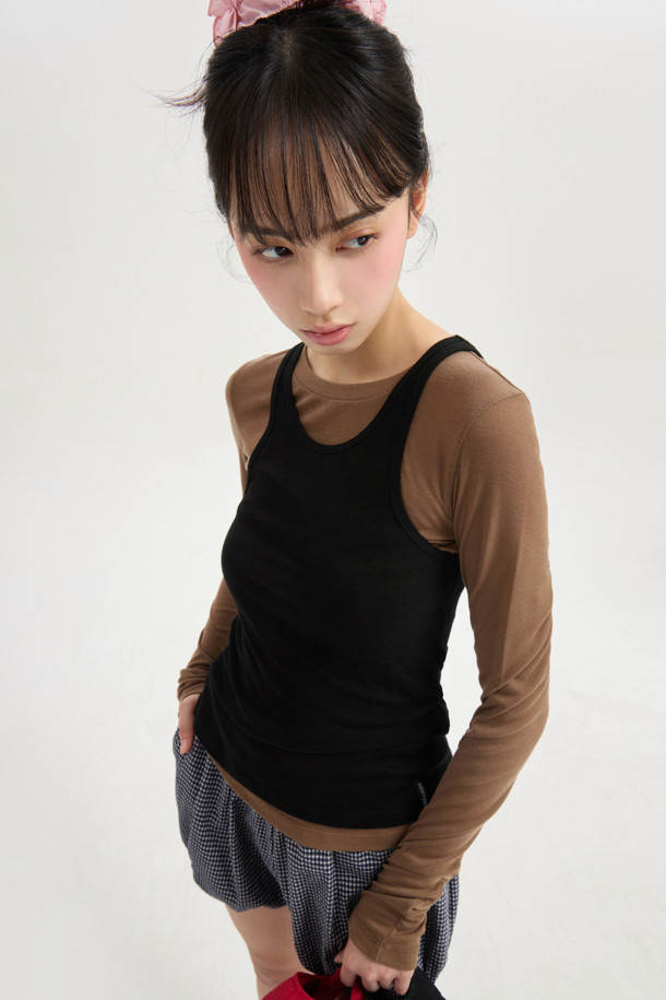 LUCKY CHOUETTE (럭키슈에뜨)의 Chouetties 쉬어 슬림핏 긴팔 티셔츠(브라운)입니다. 부드러운 촉감의 울과 레이온 혼방 소재로 제작되어 봄, 가을에 착용하기 좋습니다. 슬림핏 라운드넥 디자인에 얇은 두께감과 시어한 소재로 여성스러운 분위기를 연출하며, 레이어드 스타일링에도 용이합니다. 베이직한 디자인으로 데이트룩, 카페룩 등 다양한 TPO에 활용 가능하며, 밑단 장식 라벨이 포인트입니다. 클래식, 미니멀, 캐주얼 스타일을 즐겨 입는 여성분들께 추천합니다.
