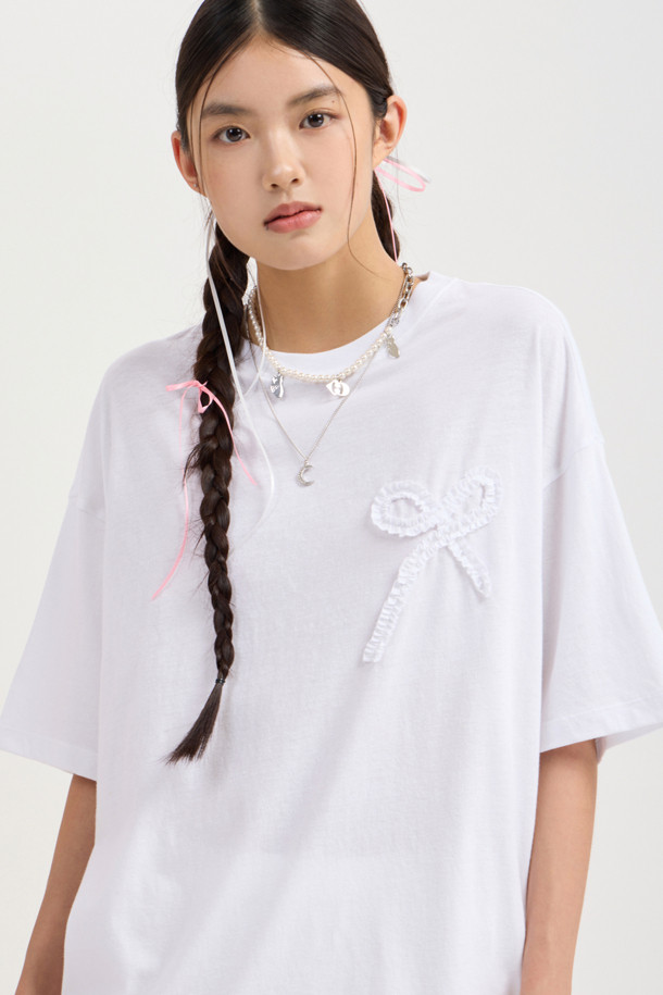 LUCKY CHOUETTE의 [Re-Order] Chouetties 리본 포인트 루즈핏 반소매 티셔츠입니다. 부드러운 촉감의 40수 면 100% 소재로 제작되었으며, 캐주얼한 스타일을 연출하기 좋습니다. 가슴 부분의 리본 자수 디테일이 돋보이며, 봄, 여름 시즌 다양한 룩에 포인트를 더해줍니다.
