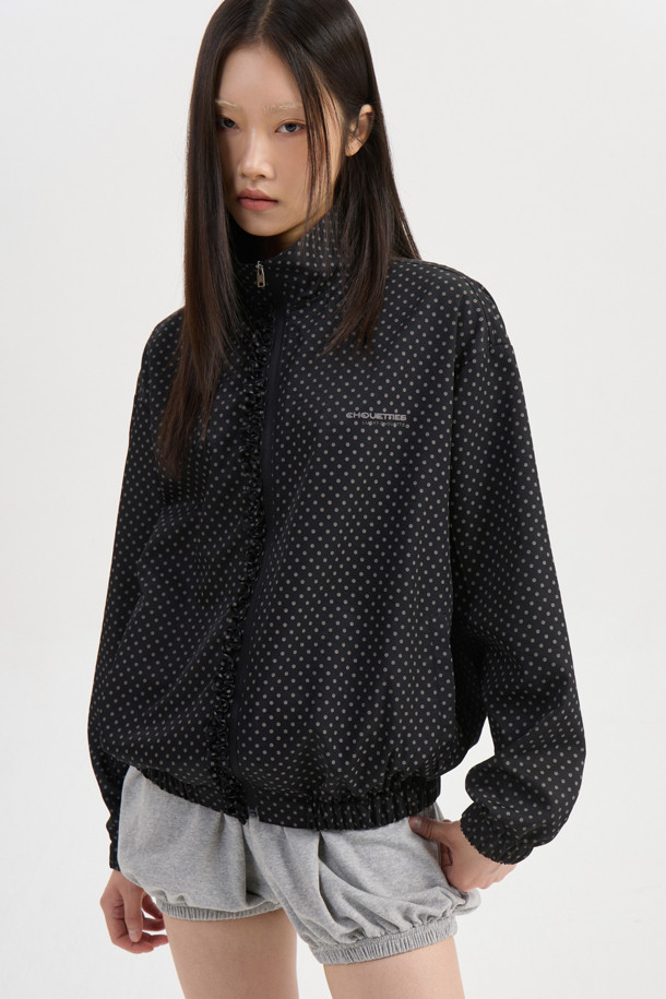 LUCKY CHOUETTE (럭키슈에뜨)의 도트 패턴 프릴 포인트 점퍼는 블랙 컬러의 여성용 아우터입니다. 가볍고 부드러운 나일론 소재로 제작되어 봄, 가을 간절기에 착용하기 좋습니다. 지퍼형 여밈 방식과 루즈핏 디자인으로 편안한 착용감을 선사하며, 프릴 디테일과 레터링 프린트가 돋보입니다. 소매와 밑단 밴딩 처리로 활동성을 높였으며, 슈롱이 파우치 세트가 포함되어 실용적입니다. 캐주얼, 미니멀, 걸리시 스타일을 즐기는 분들께 동네 마실룩, 쇼핑룩, 봄 소풍룩으로 추천합니다.
