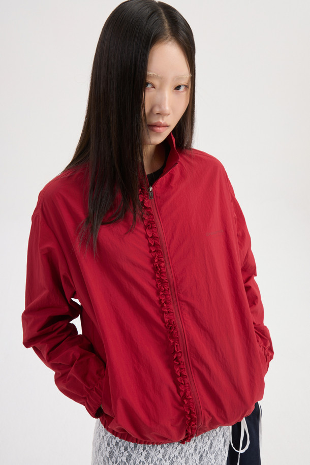 럭키슈에뜨(LUCKY CHOUETTE)의 Chouetties 도트 패턴 프릴 포인트 점퍼 (레드)입니다. 캐주얼하고 걸리시한 스타일로, 봄, 가을에 데이트룩, 동네 마실룩, 봄 소풍룩에 매치하기 좋습니다. 얇은 두께의 나일론 소재로 제작되어 부드러운 촉감을 선사하며, 루즈핏으로 편안하게 착용할 수 있습니다. 지퍼형 여밈 방식에 긴 소매, 소매와 밑단 밴딩 처리로 활동성을 더했습니다. 프릴 디테일과 레터링 프린트가 포인트이며, 슈롱이 파우치와 세트 구성으로 실용성까지 갖춘 아이템입니다.
