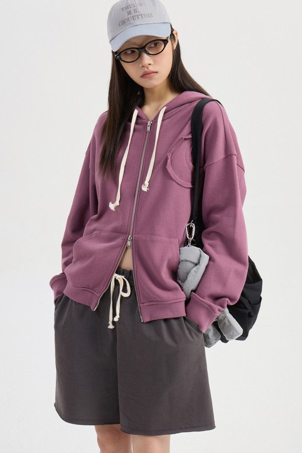 LUCKY CHOUETTE (럭키슈에뜨)의 Chouetties (슈에티스) Moon Point 후드 점퍼 (퍼플)입니다. 부드러운 면 소재로 제작되어 편안한 착용감을 선사하며, 봄, 가을 시즌에 적합합니다. 캐주얼, 미니멀, 스트리트 스타일을 아우르며 동네 마실룩, 봄 소풍룩, 캠핑룩 등 다양한 TPO에 활용하기 좋습니다. 루즈핏에 레귤러 기장으로 편안하게 착용 가능하며, 달 패치 자수와 시보리 처리된 소매와 밑단, 그리고 후드 디자인이 특징입니다. 투웨이 지퍼로 실용성을 더했으며, 럭키 크레센트 문 모티브가 돋보입니다.
