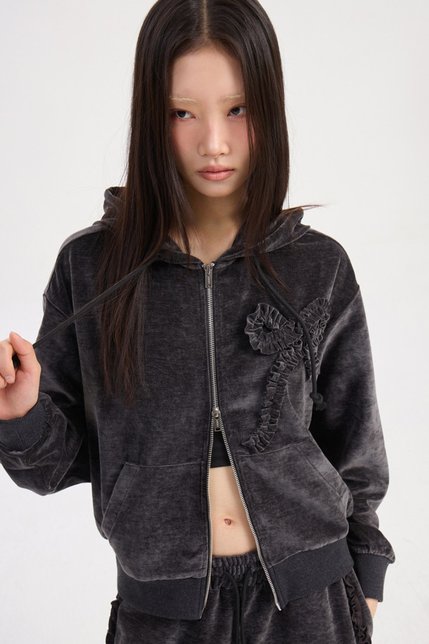 [Re-Order] 럭키슈에뜨_리본 포인트 벨벳 후드 점퍼 (다크 그레이)는 부드러운 벨벳 소재와 루즈핏으로 편안한 착용감을 선사하는 여성 후드 점퍼입니다. 캐주얼하고 미니멀한 스타일을 연출하며, 가을과 겨울에 따뜻하게 입을 수 있습니다. 다크 그레이 컬러에 무지 패턴으로 어떤 옷에도 잘 어울리며, 리본 자수 디테일과 시보리 밑단, 볼륨감 있는 실루엣이 특징입니다. 투웨이 지퍼로 편의성을 높였으며, 캠핑룩이나 산책룩 등 다양한 TPO에 활용 가능합니다. 두꺼운 두께감으로 보온성을 더했습니다.
