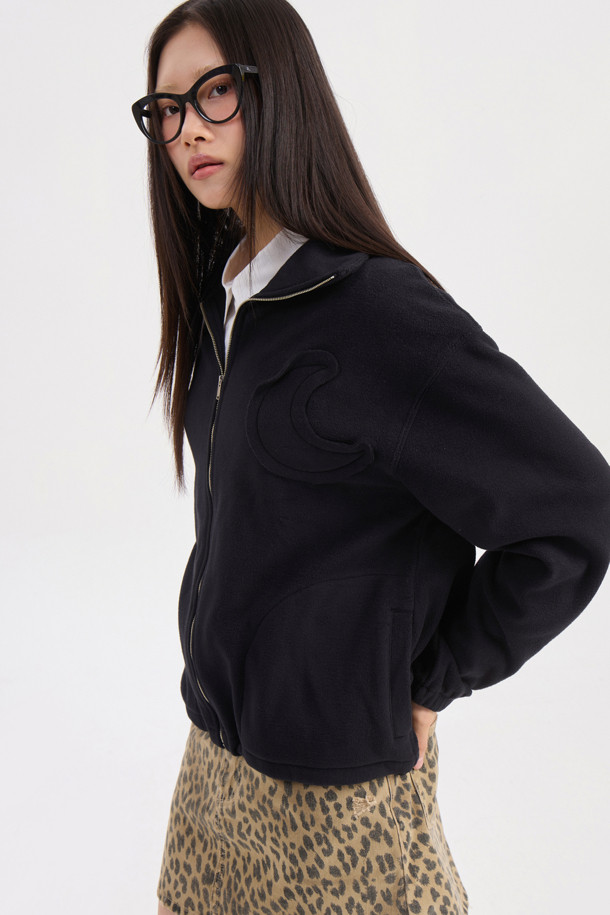 LUCKY CHOUETTE (럭키슈에뜨)의 Chouetties (슈에뜨) Moon Motive 플리스 점퍼 (블랙)는 캐주얼 무드의 여성용 아우터입니다. 부드러운 플리스 소재와 두꺼운 두께감으로 가을, 겨울 시즌 따뜻하게 착용할 수 있으며, 루즈핏 디자인으로 편안한 착용감을 선사합니다. 지퍼형 여밈 방식에 소매단 밴딩 처리와 밑단 스트링 디테일로 활동성을 더했고, Lucky Crescent Moon 모티브 패치 자수와 네크라인 테이프 처리로 포인트를 주었습니다. 캠핑룩, 산책룩 등 다양한 TPO에 활용 가능하며, 캐주얼, 미니멀, 고프코어 스타일을 즐기는 분들에게 추천합니다.
