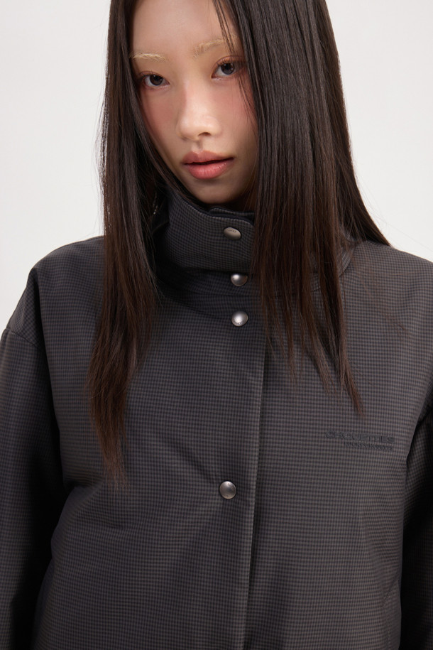 럭키슈에뜨(LUCKY CHOUETTE)의 Chouetties 헤 Hem Frill 패딩 점퍼는 다크 그레이 컬러의 여성 패딩 점퍼입니다. 캐주얼하면서도 여성스러운 스타일로, 일상생활은 물론 산책룩으로도 활용하기 좋습니다. 오버핏으로 편안하게 착용 가능하며, 체크 패턴과 밑단 셔링 디테일, 밑단 스트링으로 사이즈 조절이 용이합니다. 두꺼운 두께감의 나일론 소재로 제작되었으며, 긴 소매와 스냅 여밈 방식, 로고 프린트, 솔리드 안감이 특징입니다. 겨울철 따뜻하고 스타일리시하게 연출할 수 있는 아이템입니다.
