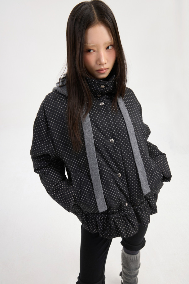 LUCKY CHOUETTE (럭키슈에뜨)의 Chouetties (슈에티) 헴 프릴 패딩 점퍼는 여성스러운 캐주얼룩을 연출하기 좋은 겨울 아우터입니다. 멀티 컬러의 도트와 체크 패턴이 돋보이며, 오버핏으로 편안한 착용감을 선사합니다. 밑단 셔링 디테일과 스트링 조절 기능으로 다양한 스타일 연출이 가능하며, 넉넉한 두께감으로 따뜻하게 착용할 수 있습니다. 일상, 여행룩, 걸리시, 미니멀 스타일 모두 소화 가능한 아이템입니다. 나일론 소재와 스냅 여밈 방식으로 제작되었으며, 솔리드 안감과 긴 소매 기장이 특징입니다.
