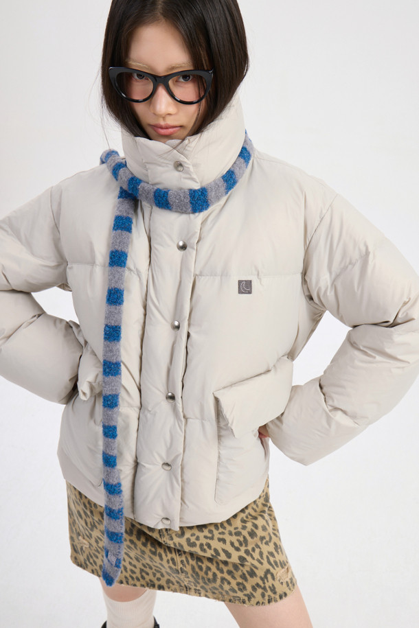 럭키슈에뜨 크롭 덕다운 점퍼는 캐주얼, 빈티지 스타일을 즐기는 분들을 위한 겨울철 필수 아이템입니다. 라이트 베이지 컬러의 무지 디자인으로 어떤 스타일에도 쉽게 매치할 수 있으며, 여행룩, 캠핑룩, 미니멀, 고프코어 스타일 연출에도 적합합니다. 덕다운(솜털 80%, 깃털 20%) 충전재(240g)와 두꺼운 두께감으로 보온성을 높였으며, 루즈핏 크롭 기장으로 트렌디함을 더했습니다. 빅 아웃포켓, 금속 지퍼, 럭키 크레센트 문 모티브 와펜 디테일이 돋보이며, 은은한 광택감이 고급스러운 분위기를 자아내는 긴소매 점퍼입니다.
