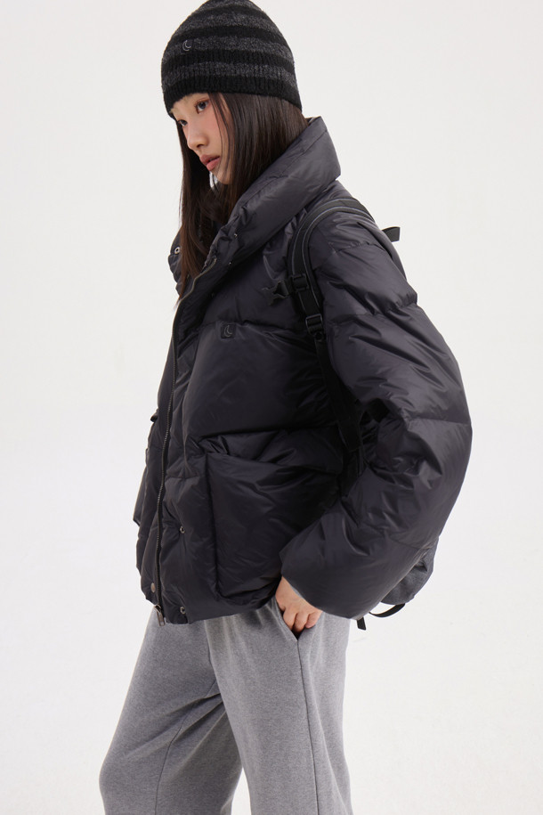 럭키슈에뜨의 Chouetties(슈에티) 크롭 덕다운 점퍼는 겨울철 캐주얼 스타일을 완성하는 여성 의류입니다. 블랙 색상의 무지 디자인으로, 은은한 광택감이 돋보이며 루즈핏의 편안한 착용감을 선사합니다. 덕다운(솜털 80%, 깃털 20%) 충전재(240g)와 빅 아웃포켓, 럭키 크레센트 문 모티브 와펜 디테일이 특징입니다. 지퍼와 스냅 버튼으로 여밈이 가능하며, 긴 소매와 두꺼운 두께감으로 보온성을 높였습니다. 일상에서 따뜻하고 스타일리시하게 연출할 수 있는 아이템입니다.
