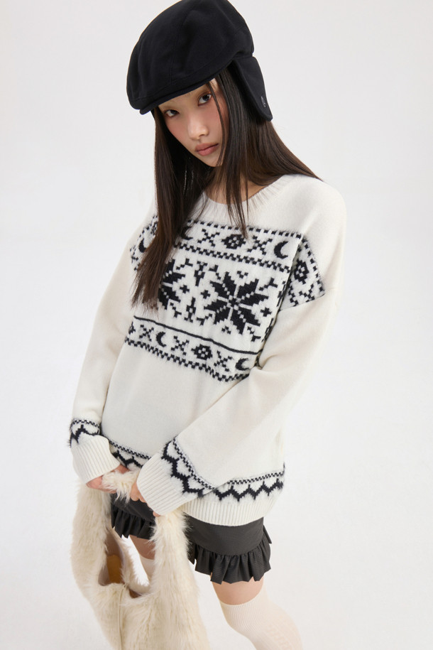 LUCKY CHOUETTE (럭키슈에뜨)의 노르딕 패턴 니트 풀오버 (아이보리)입니다. 부드러운 울 혼방 소재로 제작되어 가을, 겨울 시즌에 따뜻하게 착용할 수 있습니다. 라운드넥에 긴소매, 루즈핏 실루엣으로 편안한 착용감을 선사하며, 캐주얼, 클래식, 미니멀한 스타일을 연출하기 좋습니다. 럭키슈에뜨의 시그니처, Lucky Crescent Moon 모티브가 돋보이며 모임룩으로도 활용 가능한 매력적인 디자인입니다. 두꺼운 두께감으로 보온성을 높였으며, 아이보리 컬러의 노르딕 패턴이 포근한 분위기를 더합니다.
