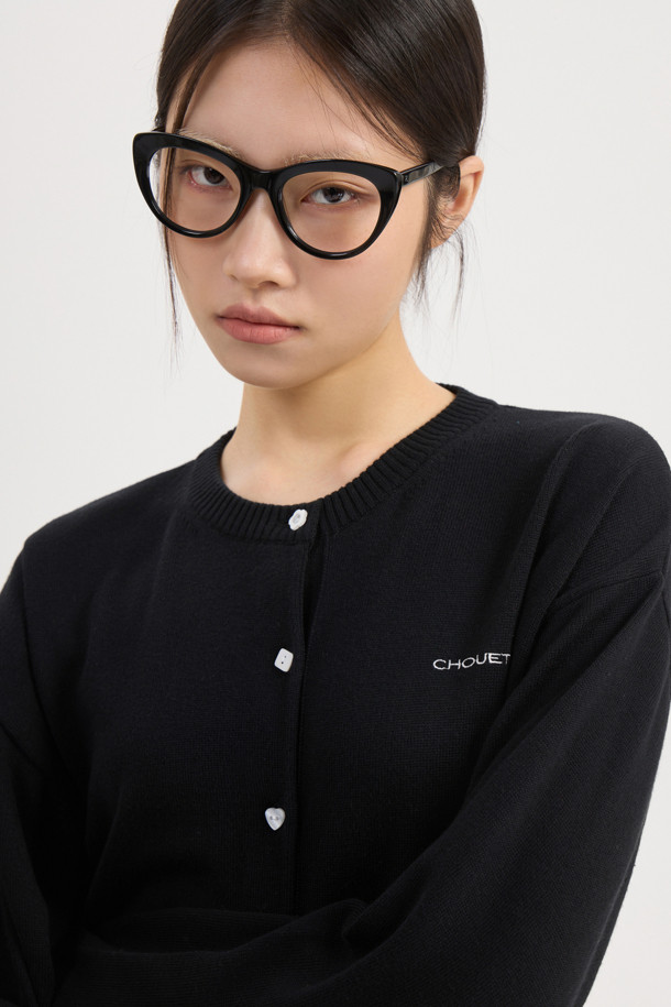 LUCKY CHOUETTE (럭키슈에뜨)의 언밸런스 니트 가디건 (black)입니다. 봄, 가을에 어울리는 캐주얼 스타일의 여성 의류로, 부드러운 아크릴과 코튼 혼방 소재로 제작되어 편안한 착용감을 선사합니다. 라운드넥에 루즈핏으로, 데이트룩 또는 카페룩에 잘 어울립니다. 세 가지 모양의 믹스된 단추와 좌우 언밸런스한 기장, 레터링 자수 포인트가 특징입니다. 미니멀하고 클래식한 무드를 연출하기 좋습니다.
