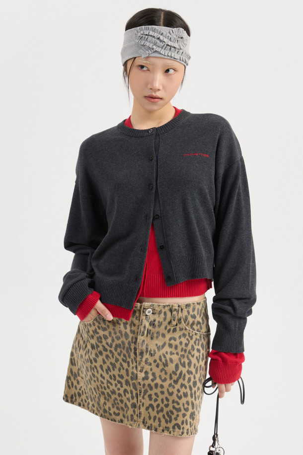 Chouetties by LUCKY CHOUETTE(슈에티 바이 럭키슈에뜨)_언밸런스 니트 가디건(다크 그레이)은 캐주얼한 스타일의 여성 니트 가디건입니다. 가을, 겨울에 착용하기 좋으며, 라운드넥에 루즈핏으로 편안하게 연출할 수 있습니다. 다크 그레이 컬러의 중간 두께 니트 소재로 제작되었으며, 언밸런스한 기장과 자수 레터링 포인트가 특징입니다. 세 가지 모양의 단추 디테일로 포인트를 더했으며, 데일리룩, 카페룩, 쇼핑룩 등 다양하게 활용 가능합니다. 아크릴과 코튼 혼방 소재로 제작되어 부드러운 촉감을 선사합니다.
