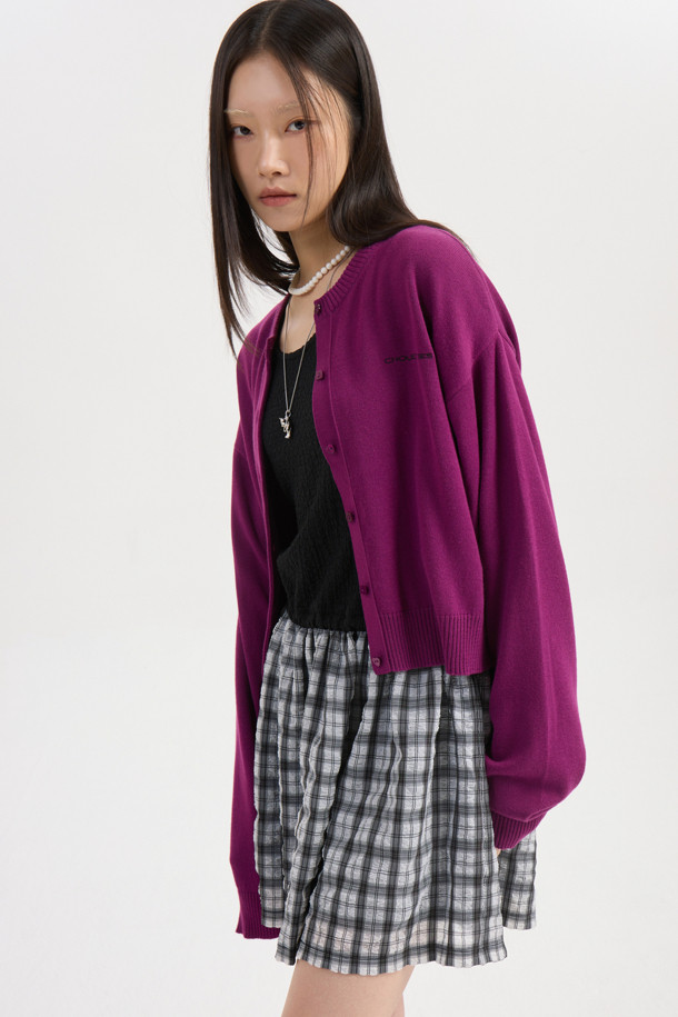 [Re-Order] 럭키슈에뜨_언밸런스 니트 가디건 (퍼플)은 부드러운 아크릴과 코튼 혼방 소재로 제작되어 봄, 가을에 착용하기 좋은 여성 니트 가디건입니다. 라운드넥에 긴 소매, 루즈핏으로 편안한 착용감을 선사하며, 언밸런스 기장과 레터링 자수 포인트가 캐주얼한 무드를 더합니다. 세 가지 모양의 믹스된 단추가 디자인의 묘미를 살리고, 데이트룩, 카페룩, 봄 소풍룩 등 다양한 TPO에 활용 가능합니다. 미니멀, 로맨틱 스타일을 선호하는 분들께 추천하며, 캐주얼한 스타일링에 포인트를 더해줍니다.
