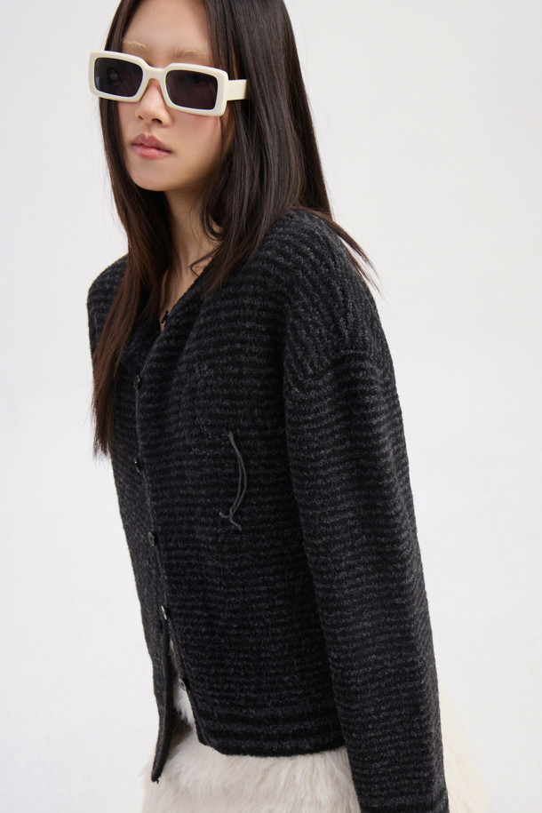 LUCKY CHOUETTE (럭키슈에뜨)의 Chouetties Unbalance Stripe 니트 가디건 (블랙)입니다. 울 소재의 두꺼운 두께감으로 가을, 겨울 시즌에 따뜻하게 착용할 수 있습니다. 캐주얼 스타일의 라운드넥 긴소매 크롭 기장 니트 가디건으로, 언밸런스한 기장과 스트라이프 패턴이 특징입니다. 싱글 버튼 여밈 방식이며, 럭키 슈에뜨의 시그니처, Lucky Crescent Moon 자수 포인트와 하트 모양 버튼 디테일로 포인트를 더했습니다. 데이트룩, 모임룩 등 다양한 TPO에 캐주얼, 클래식, 미니멀 스타일로 연출하기 좋습니다.
