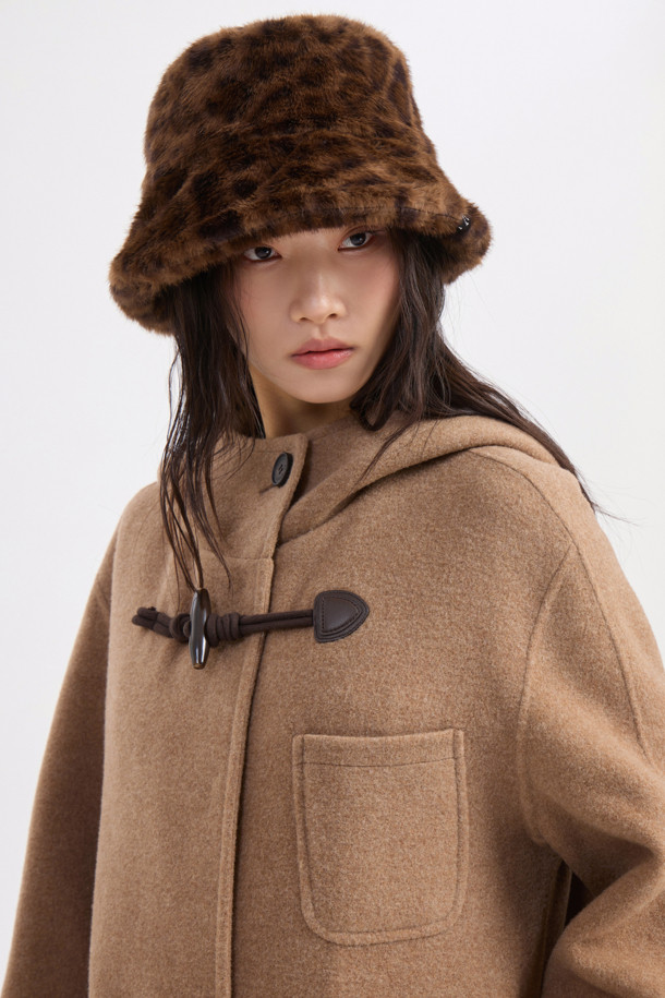 캐시미어 소재의 부드러운 촉감이 돋보이는 토글 후드 코트입니다. 낙타색(camel) 컬러의 루즈핏 디자인으로, 가을과 겨울에 따뜻하고 편안하게 착용할 수 있습니다. 히든 스냅과 토글 여밈 방식을 갖추었으며, 긴 소매와 하프 기장으로 제작되었습니다. 코트 안감에는 럭키(LUCKY) 로고 패턴이 적용되어 캐주얼하면서도 클래식한 무드를 연출합니다.
