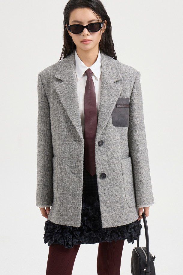 세련된 무드의 Suede Pocket 재킷형 코트(grey)입니다. 알파카, 캐시미어, 스웨이드 혼방 소재로 제작되어 가볍고 따뜻하며, 가을, 겨울 시즌에 착용하기 좋습니다. 매니쉬, 캐주얼, 유니크한 스타일을 연출하며, 헤링본 패턴과 힙 기장의 오버핏으로 트렌디함을 더했습니다. 소뿔 단추, 스웨이드 포켓, 가죽 와펜 장식, 레터링 테이프, 턴업 소매, 럭키 로고 패턴 안감 디테일이 돋보입니다. 겨울 데일리룩, 모임룩, 출근룩 등 다양한 TPO에 캐주얼, 클래식, 미니멀한 무드로 활용할 수 있습니다.
