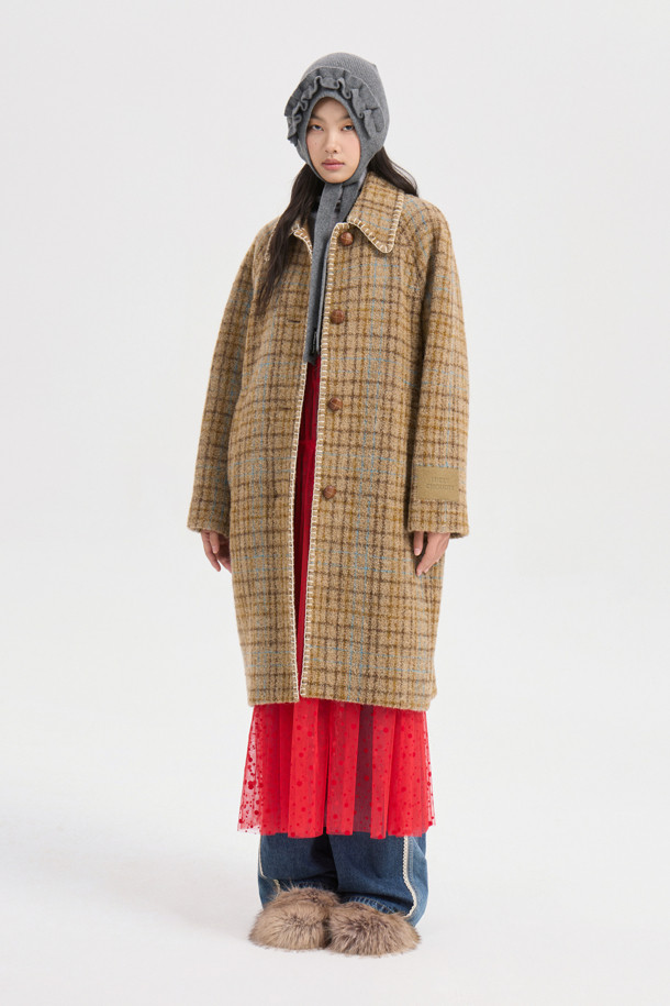 **Handlee 자수 체크 코트 (브라운)**는 가을과 겨울, 당신의 스타일을 책임질 여성용 코트입니다. 부드러운 알파카 혼방 소재와 두꺼운 두께감으로 따뜻하고 포근한 착용감을 선사하며, 무릎 기장의 코쿤핏으로 편안하면서도 세련된 실루엣을 연출합니다. 캐주얼, 클래식, 미니멀 스타일 모두 소화 가능한 활용도 높은 아이템으로, 출근룩이나 모임룩에 돋보이는 포인트를 더해줍니다. 브라운 컬러의 체크 패턴에 자수 장식과 LUCKY 로고 패턴 안감, 카라 디테일, 혼합 단추를 사용하여 디테일까지 놓치지 않았습니다.
