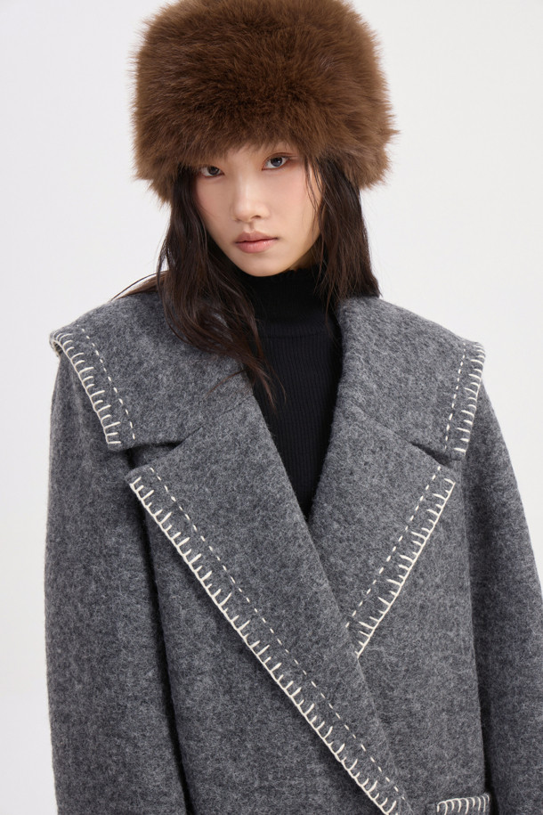 **Stitch 자수 세일러 코트 (grey)**

세련된 무드의 여성용 아우터, 스티치 자수 세일러 코트 (grey)입니다. 클래식과 캐주얼 스타일을 아우르는 디자인으로, 가을과 겨울에 따뜻하게 착용할 수 있습니다. 울 소재로 제작되어 두꺼운 두께감을 자랑하며, 하프 기장의 오버핏으로 편안한 착용감을 선사합니다. 와이드 카라와 핸드 스티치 자수 장식이 돋보이며, LUCKY 로고 패턴 안감과 이탈리아 제작으로 높은 퀄리티를 보장합니다. 출근룩, 모임룩, 데이트룩 등 다양한 TPO에 활용하여 미니멀하고 세련된 스타일을 연출해보세요.
