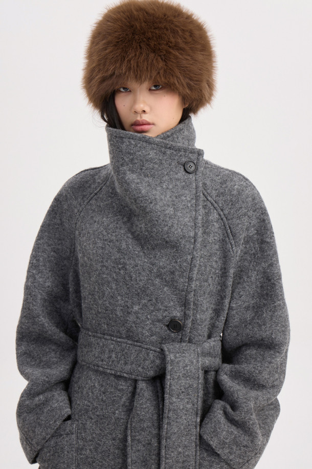 세련된 무드의 여성용 "Asymmetry Collar Long Coat" (그레이)입니다. 울 소재로 제작되어 부드럽고 폭신한 촉감과 함께 가을, 겨울 시즌 따뜻하게 착용할 수 있습니다. 비대칭 카라 디자인과 롱 기장, 여유로운 스트레이트 핏으로 스타일리시함과 모던함을 동시에 연출합니다. 안감에는 "LUCKY" 로고 패턴이 더해져 고급스러운 포인트를 더했으며, 앞 중심 단추 클로징으로 간편하게 착용 가능합니다. 출근룩, 오피스룩, 모임룩 등 다양한 TPO에 클래식, 미니멀, 시크한 스타일로 연출해보세요.
