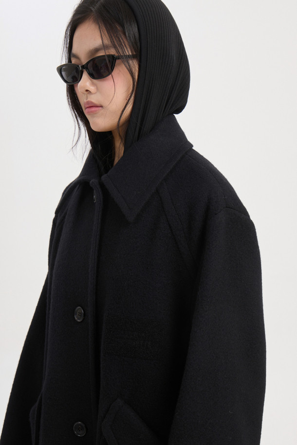 탈부착 가능한 체크 베스트 내피가 특징인 Detachable Inner 맥 코트(블랙)는 가을, 겨울 시즌 당신의 스타일을 완성해 줄 아우터입니다. 시크하고 캐주얼한 무드를 연출하며, 오버핏과 루즈핏으로 편안한 착용감을 선사합니다. 울 소재와 두꺼운 두께감으로 보온성을 높였으며, 넓은 카라와 빅 아웃포켓 디테일이 돋보입니다. 출근룩, 오피스룩, 모임룩 등 다양한 TPO에 활용 가능하며, 로고 와펜으로 포인트를 더했습니다.
