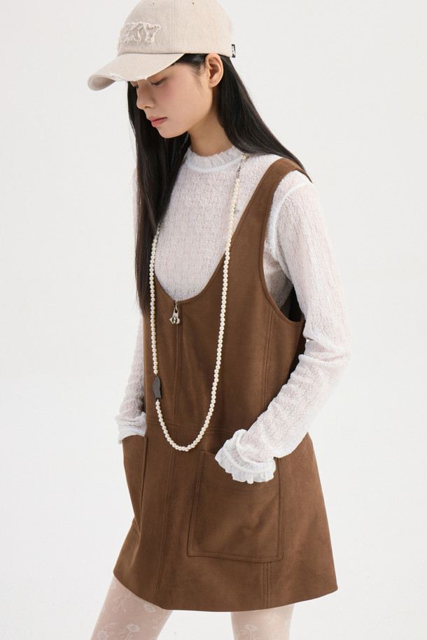 페이크 스웨이드 미니 드레스 (브라운)는 캐주얼 및 클래식 스타일을 모두 아우르는 여성용 미니 원피스입니다. 부드러운 촉감의 스웨이드 소재로 제작되었으며, 얇은 두께감으로 가을, 겨울 시즌에 활용하기 좋습니다. U넥 디자인에 세미 A라인 핏으로 여성스러운 실루엣을 연출하며, 앞 중심 지퍼 여밈과 뒤판 개발 텍션지 포인트가 특징입니다. 데이트룩, 카페룩 등 다양한 TPO에 매치하여 다채로운 스타일을 완성할 수 있으며, 다양한 이너 레이어드를 통해 개성 있는 스타일링을 즐길 수 있습니다.
