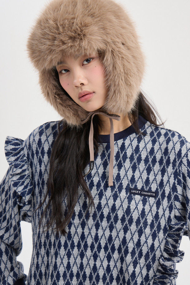 네이비 컬러의 아가일 패턴 프릴 원피스입니다. 부드러운 기모 소재로 제작되어 겨울에도 따뜻하게 착용 가능하며, 루즈핏 A라인 실루엣으로 편안함을 더했습니다. 라운드넥 디자인에 프릴 장식과 배색 프릴 디테일이 여성스러운 분위기를 연출합니다. 데이트룩, 모임룩, 캐주얼, 클래식, 걸리시 스타일 모두 소화 가능한 단독 착용 가능한 원피스입니다.
