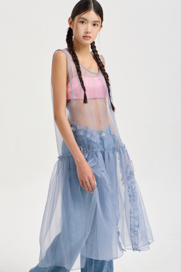 슬리브리스 레이어링 프릴 드레스 (grey)는 오간자 소재의 여성용 민소매 원피스입니다. 비대칭 셔링 디테일과 뒤 테이프 장식이 유니크한 스타일을 연출하며, 얇고 비침이 있는 레이어드 스타일로 시원하게 착용할 수 있습니다. 라운드 넥 디자인에 루즈핏으로 편안함을 더했으며, 봄, 여름 시즌 데이트룩, 카페룩, 여행룩 등 다양한 TPO에 활용하기 좋습니다. 미니멀, 로맨틱, 시크한 무드를 동시에 즐길 수 있는 아이템입니다.
