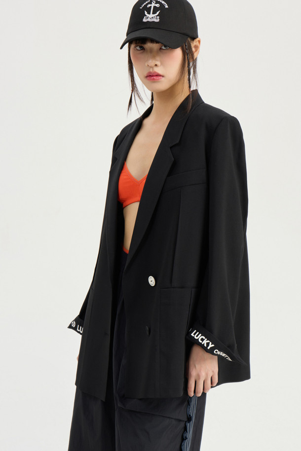[Re-Order] Pintuck Pocket Single Jacket(black)는 모던하고 클래식한 스타일의 싱글 자켓입니다. TR 소재로 제작되어 얇은 두께감으로 여름에도 시원하게 착용 가능하며, 블랙 컬러에 일자핏으로 어떤 옷에도 잘 어울립니다. 어깨 패드, 빅 아웃포켓, 다트 스티치 디테일, 뒤 중심 슬릿, 제천 벨트, LUCKY 로고 패턴 안감 등 섬세한 디테일이 돋보이는 제품입니다.

