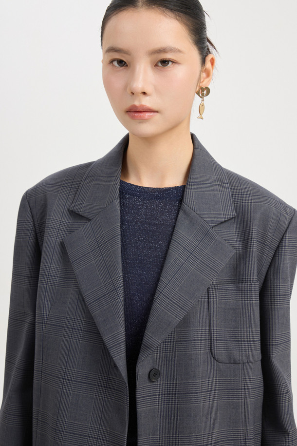 리본 디테일 체크 싱글 재킷 (다크 그레이)은 가을, 겨울 시즌에 어울리는 여성용 아우터입니다. 클래식과 캐주얼 스타일을 모두 소화할 수 있으며, 출근룩, 겨울 데일리룩, 모임룩 등 다양한 TPO에 적합합니다. 울 소재로 제작되어 두꺼운 두께감을 자랑하며, 체크 패턴이 돋보이는 박시핏 싱글 버튼 재킷입니다. 행운을 뜻하는 LUCKY 로고 패턴 안감과 스트라이프 소매 안감, 레터링 테이프 턴업 디테일이 더해져 포인트를 더합니다. 다크 그레이 컬러로 어떤 옷에도 쉽게 매치하여 미니멀한 스타일을 연출할 수 있습니다.
