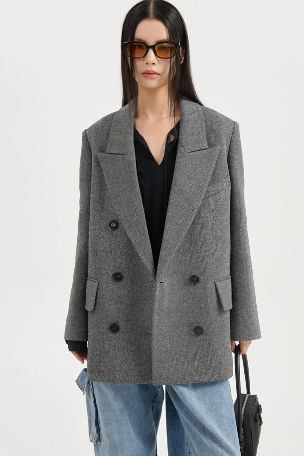 헤링본 더블 재킷 (grey)는 여성스러운 라인을 살려주는 일자핏의 클래식한 더블 코트 타입 재킷입니다. 가을, 겨울 시즌에 적합하며, 울 소재로 제작되어 두꺼운 두께감을 자랑합니다. 그레이 컬러의 헤링본 패턴이 세련된 분위기를 더하며, 어깨 패드와 엠블럼 포인트 단추 디테일로 고급스러움을 강조했습니다. 안감은 LUCKY 로고 패턴으로 디자인되어 있으며, 오피스룩, 출근룩, 모임룩 등 다양한 TPO에 활용하기 좋습니다. 미니멀, 시크한 스타일을 선호하는 여성에게 추천합니다.
