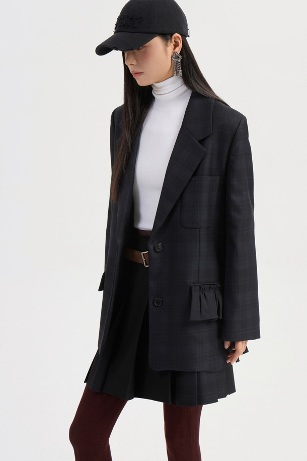 프릴 디테일 체크 싱글 재킷은 가을, 겨울 시즌 여성 고객을 위한 아우터입니다. 톤 다운된 다크 그레이 컬러의 울 소재로 제작되어, 클래식하면서도 유니크한 스타일을 연출합니다. 테일러드 코트 타입에 싱글 버튼 여밈으로 깔끔함을 더했으며, 박시한 핏과 긴 소매 기장으로 편안한 착용감을 선사합니다. 체크 패턴과 프릴 디테일이 믹스앤매치된 디자인으로 오피스룩, 모임룩, 겨울 데일리룩 등 다양한 TPO에 활용 가능하며, 미니멀, 시크한 스타일을 선호하는 분들께 추천합니다.
