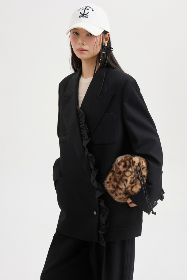 [Re-Order][아뜰리에] 프릴 디테일 테일러드 재킷 (블랙)은 가을과 겨울, 오피스룩, 출근룩, 모임룩에 어울리는 여성용 테일러드 재킷입니다. 클래식하고 엘레강스한 스타일을 연출하며, 세미 Y실루엣 핏과 힙 기장으로 세련된 핏을 선사합니다. 울 소재의 두꺼운 두께감과 단단한 촉감으로 고급스러움을 더했으며, 빅 사이즈 카라와 프릴 디테일, 아틀리에 자수, ATELIER 로고 패턴 안감 등 섬세한 디자인이 돋보입니다. 긴 소매와 어깨 패드, 셔링 디테일, 스트라이프 소매 안감으로 완성도를 높인 블랙 컬러의 무지 재킷입니다.
