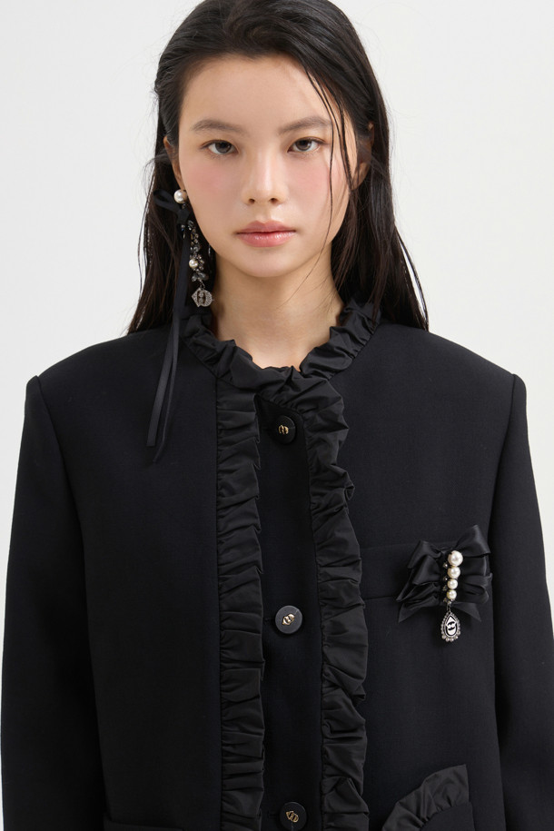 [Atelier] 라운드넥 프릴 트위드 재킷 (블랙)은 가을과 겨울, 당신의 우아함을 돋보이게 해 줄 여성용 아우터입니다. 클래식하고 우아한 스타일을 강조하며, H라인 핏과 톤온톤 블랙 컬러로 시크한 매력을 더합니다. 울 소재에 두꺼운 두께감으로 따뜻함을 선사하며, 라운드넥과 프릴 디테일이 여성스러운 포인트를 더합니다. 어깨 패드, 셔링 디테일, 비대칭 포켓, 로고 패턴 안감, 스트라이프 소매 안감 등 섬세한 디테일이 돋보이는 이 재킷은 오피스룩, 모임룩, 연말 모임룩까지 폭넓게 활용 가능합니다.
