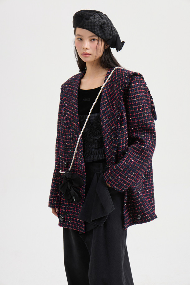 [Atelier] 세일러 트위드 재킷 (네이비)는 여성스러운 무드를 자아내는 트위드 재킷입니다. 세일러 카라와 니트 프릴 디테일이 돋보이며, 힙 기장의 레귤러 핏으로 제작되었습니다. 네이비 컬러의 트위드 소재는 클래식하면서도 유니크한 스타일을 연출하며, 싱글 버튼 여밈과 금속 로고 버튼으로 고급스러움을 더했습니다. 안감은 ATELIER 로고 패턴으로 마감되었으며, 포켓 수술 장식이 포인트입니다. 데이트룩, 오피스룩, 모임룩에 모두 잘 어울리는 아이템입니다.
