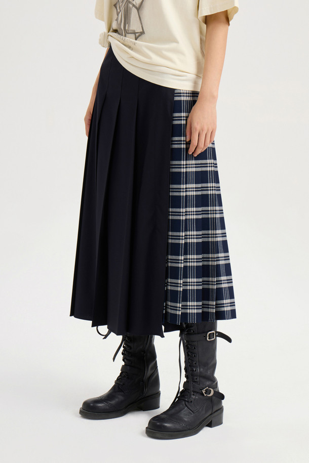 머테리얼 믹스 플리츠 롱 스커트 (멀티 컬러)는 체크와 솔리드 패턴을 믹스하여 캐주얼하면서도 세련된 스타일을 연출합니다. 블랙과 네이비 두 가지 색상으로 출시되어 다양한 상의와 매치하기 용이하며, 겨울철 데일리룩에 활용하기 좋습니다. 옆 지퍼 여밈과 앞 슬릿 디테일이 편안한 착용감과 활동성을 제공합니다. 플리츠 핏의 롱 스커트로 클래식하고 미니멀한 무드를 더해줍니다.
