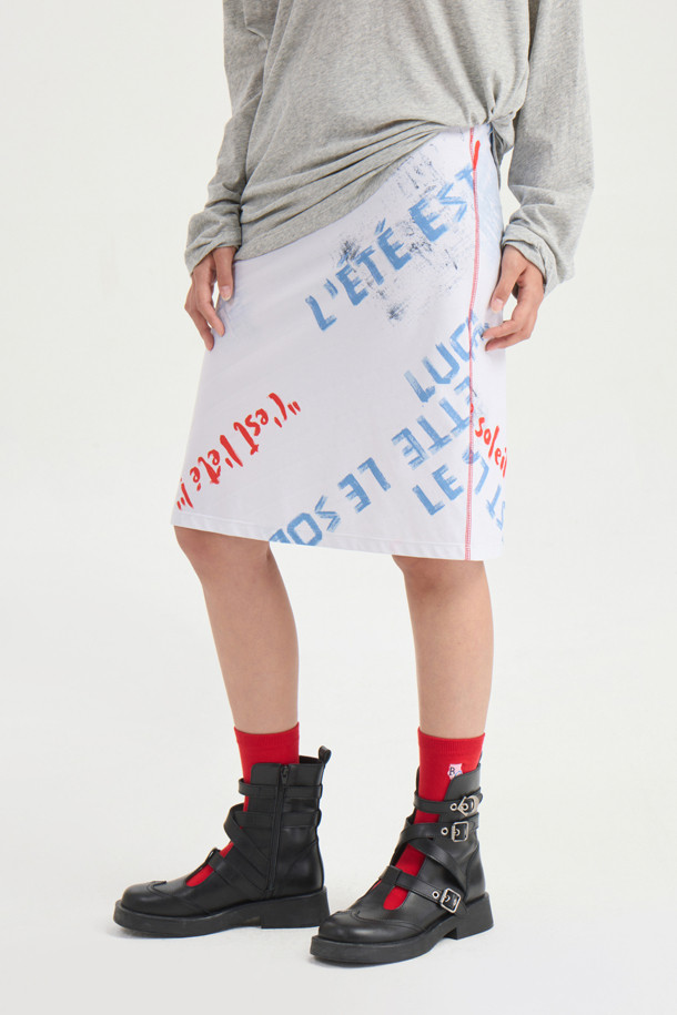 화사한 화이트 컬러의 Print Jersey Banding 미디 스커트입니다. 부드러운 저지 소재에 레터링 & 프린트 패턴으로 캐주얼하고 스포티한 무드를 연출합니다. 허리 밴딩과 얇은 두께, H라인 핏으로 편안하면서도 스타일리시하게 봄, 여름, 가을 시즌 데일리룩을 완성해보세요.
