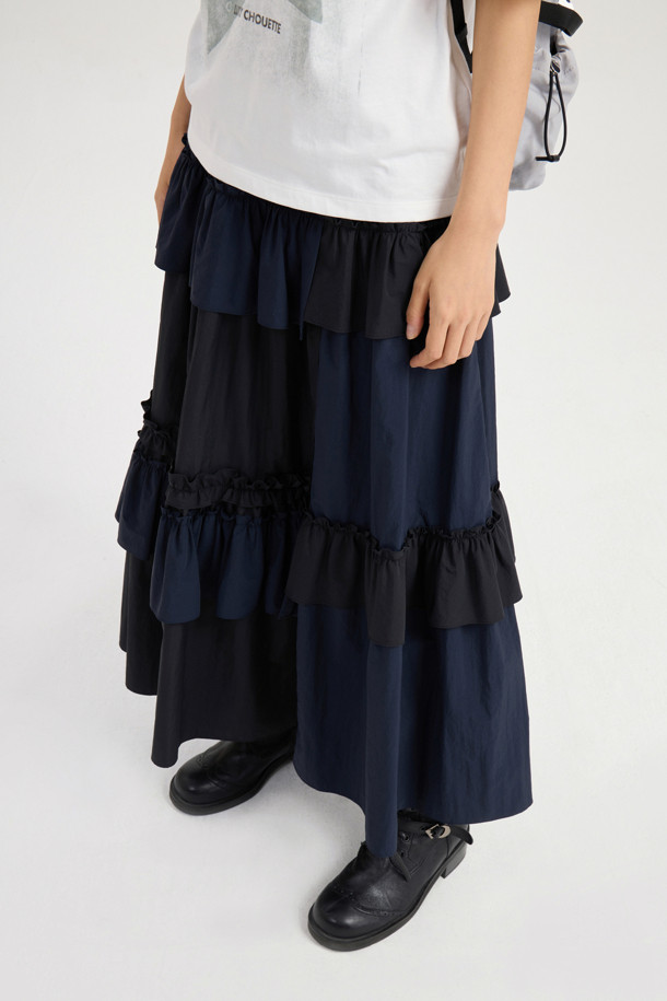 프릴 포인트 밴딩 롱 스커트 (black)는 유니크하면서도 클래식한 무드를 연출하는 여성용 스커트입니다. 얇은 두께감의 나일론 소재로 제작되어 사계절 내내 편안하게 착용 가능하며, A라인 핏으로 여성스러운 실루엣을 선사합니다. 허리 밴딩 디자인과 맥시 기장, 언밸런스 절개라인, 프릴 디테일이 어우러져 캐주얼하면서도 세련된 스타일을 완성합니다. 데이트룩, 카페룩, 여행룩 등 다양한 TPO에 활용할 수 있는 웨어러블 아이템입니다. 미니멀, 클래식, 캐주얼 스타일을 즐겨 입는 분들께 추천합니다.
