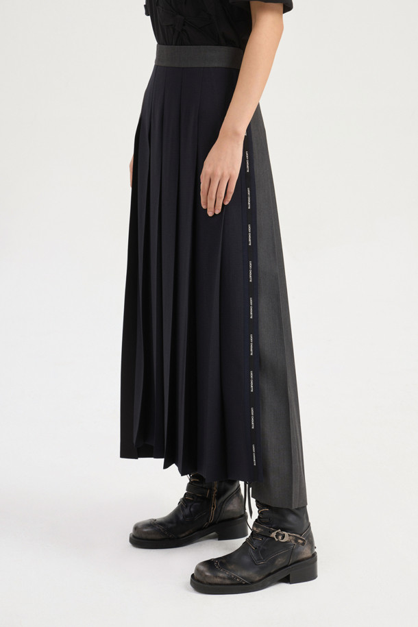 소재 믹스 플리츠 롱 스커트 (블랙)는 유니크하고 캐주얼한 스타일을 연출하는 여성용 스커트입니다. 옆 라인 지퍼와 레터링 테이프로 포인트를 더했으며, 언밸런스 기장과 세 가지 소재 믹스로 독특한 디자인을 완성했습니다. 맥시 기장의 플리츠 스커트로, 데이트룩, 쇼핑룩, 캐주얼, 미니멀, 시크 등 다양한 스타일을 소화할 수 있습니다. 사계절 내내 활용 가능한 블랙 컬러의 롱 스커트로, 매력적인 룩을 연출해 보세요.
