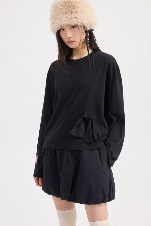 볼륨 패딩 미니 스커트(블랙)는 여성들을 위한 캐주얼 스타일의 겨울철 필수 아이템입니다. 톡톡한 두께감과 부드러운 촉감의 나일론, 스판덱스 혼방 소재로 제작되어 편안한 착용감을 선사합니다. A라인 핏과 볼륨감 있는 실루엣이 다리 라인을 더욱 돋보이게 하며, 허리 밴딩과 아웃포켓, 자수 디테일로 포인트를 더했습니다. 데이트룩, 모임룩, 미니멀, 클래식 등 다양한 스타일 연출이 가능하며 옆 라인 지퍼로 편안하게 착용할 수 있습니다. 무지 디자인의 블랙 컬러로 어떤 상의와도 쉽게 매치하여 스타일리시한 룩을 완성해 보세요.
